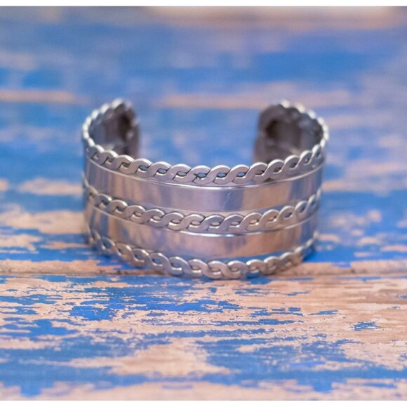 7 inch, Vintage Silver Tone Wavy Pattern Unique Cuff Bracelet - L28 - Picture 1 of 3